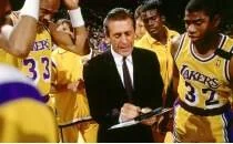 Lakers, Pat Riley'nin heykelini dikiyor