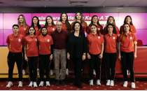 Galatasaray, 14 atletle mukavele imzalad�
