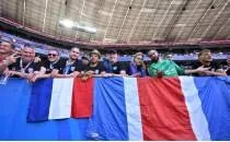 Finale saatler kala PSG'li taraftarlar meydanlarda!