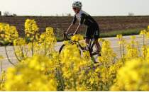 Kadn bisikleti Pnar Kurtolu, yarlara ky yollarnda hazrlanyor