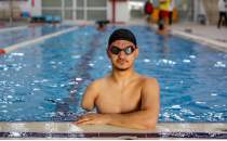  yerindeki patlamada kolunu ve bacan kaybetti, yzme ve karateyle yaama baland