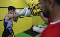 19 yandaki milli muaythai sporcusu, baarlaryla gz kamatryor