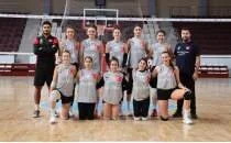 Depremde 8 sporcusunu kaybeden kad�n voleybol tak�m� 2. Lig'de zirveye oynuyor