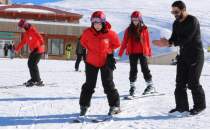 Hakkari'deki Gen�lik Kamp�'nda yakla��k 8 bin ��renci kayakla tan��t�