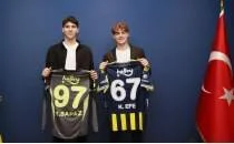 Fenerbah�e'de iki gen�le profesyonel imza!