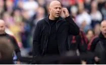 Arne Slot: 'Liverpool do�ru yolda ama seviyeyi y�kseltmeliyiz'