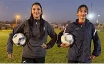 Ayn takmda top koturan ikiz kzlarn hedefi milli formay giymek