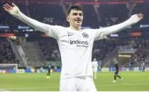 Can Uzun att, Frankfurt son 16'ya ok yaklat!