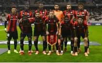 Nice taraftarlar, futbolculara saldrd!