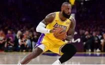 LeBron James, Lakers'n ilk kamp antrenmann kard