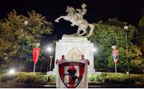 Samsunspor taraftar�, AEK ma�� �ncesi Atat�rk An�t�