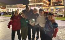 Samsunsporlu Makoumbou, ocuklarla kaldrmda futbol oynad