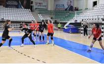 Veteran kadn hentbolcular, hemcinslerine rnek olmak iin sahada ter dkyor