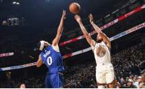 Curry ikinci yar�da a��ld�, Warriors'� Magic kar��s�nda zafere ta��d�