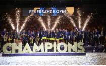 Fenerbah�e Opet, �ampiyonluk kupas�yla beraber yurda d�nd�!