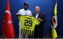 Emenike'den Fenerbah�e'ye ziyaret: 'Biz b�y�k bir aileyiz'