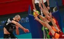 Halkbank ilk galibiyetini ald�, Galatasaray ilk yenilgisini ya�ad�