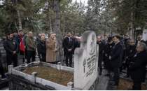 Ya�ar Do�u, mezar� ba��nda an�ld�