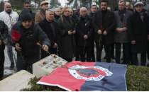 �lhan Cavcav kabri ba��nda an�ld�