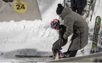 �ocuklar, cesaret gerektiren kayakla atlamaya haz�rlan�yor