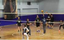 Zonguldak'taki voleybol turnuvas� farkl� meslek ve ya� gruplar�n� bulu�turuyor