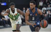 Anadolu Efes'ten Zalgiris kar��s�nda m�thi� geri d�n��