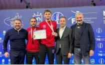 Candeniz Berrak, erkekler k�l�� kategorisinde g�m�� madalya ald�