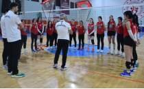 Eski ��rencileri ile gelece�in voleybolcular�n� yeti�tiriyor