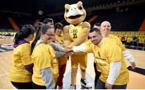 Down sendromlu �ocuklar, basketbolcularla bulu�tu!