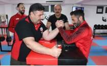 Sivas'ta milli bilek g�re��iler, T�rkiye �ampiyonas�nda k�rs�y� hedefliyor