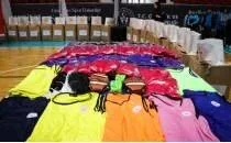 Adana'da okul kul�pleri ile sporculara malzeme deste�i