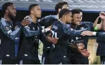 Aston Villa, elini kolunu sallaya sallaya yar� finale y�kseldi