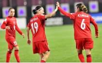 Kad�n Milliler, ad�m ad�m D�nya Kupas�'na