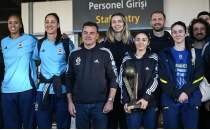 Fenerbah�e Opet, �ampiyonluk kupas�yla beraber yurda d�nd�!