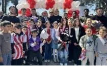 Samsunsporlu futbolcular, �ocuklarla bulu�tu