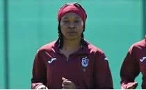 Trabzonspor'da kad�n futbolcudan Onuachu'ya destek!