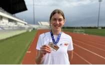 �ampiyon atlet Ada �zt�rk, k�rs� hedefinden vazge�miyor