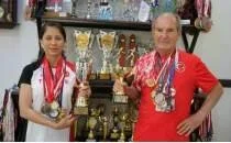 Kar� koca master atletler, yeni madalyalara birlikte ko�uyor