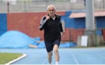 78 ya��ndaki emekli bankac� atletizmde pistlerin tozunu att�r�yor