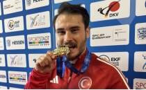 Avrupa �ampiyonu milli karateci Enes �zdemir, alt�n madalyan�n gurunu ya��yor