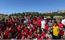 Cengiz �nder, gen� sporcularla bulu�tu