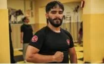 Ge�imini taksicilikle sa�layan gen�, savate d�nya �ampiyonas� i�in ringde de ter d�k�yor