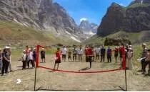 Sporcular, Cennet Cehennem Vadisi'nin e�siz do�as�nda badminton oynad�