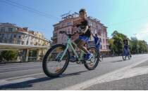 Sofya'da otomobillere kapat�lan yollar bisikletlilere a��ld�