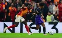 Galatasaray savunmas� sallan�yor!