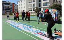 Kayak antren�r� okul okul gezerek �ocuklar� kayakla tan��t�r�yor