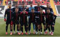 Alt�nordu sahas�nda Adana 01 ile rakip