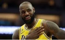 LeBron, Jeanie Buss iddialar� i�in: 'Umurumda de�il'