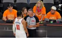 NBA, Jalen Brunson ile taraftarlar aras�nda ya�anan olay� soru�turuyor