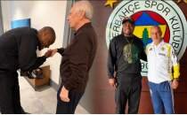 Emenike, �smail Kartal'la g�r��t�, Aziz Y�ld�r�m'�n elini �pt�!